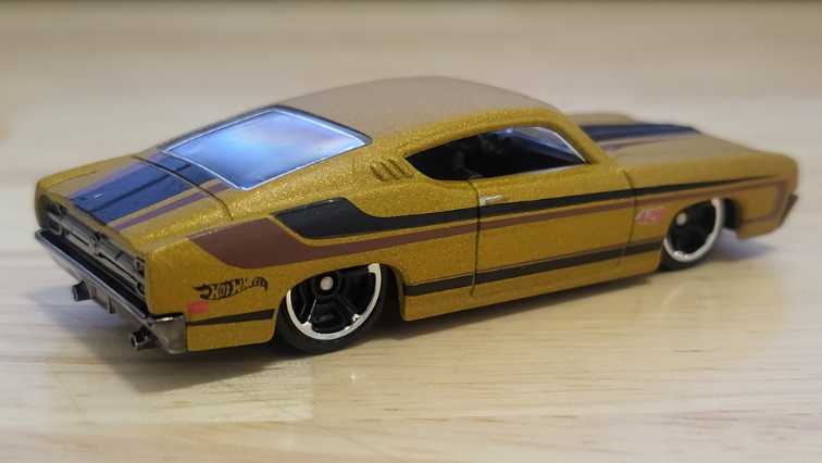 ’69 Ford Torino Talladega - 2013 - HW Showroom - Muscle Mania toy car collectible - Main Image 2