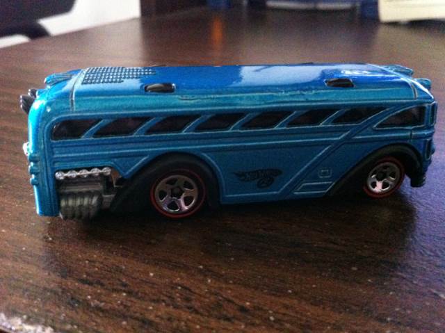 Surfin’ School Bus - 2005 - HW Red Lines toy car collectible - Main Image 2