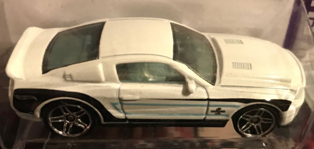 10 Ford Shelby GT500 Supersnake - HW Showroom toy car collectible - Main Image 2