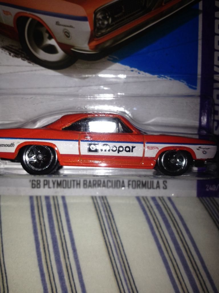 1968 Plymouth Barracuda Formula S - HW Showroom: Muscle Mania toy car collectible - Main Image 2