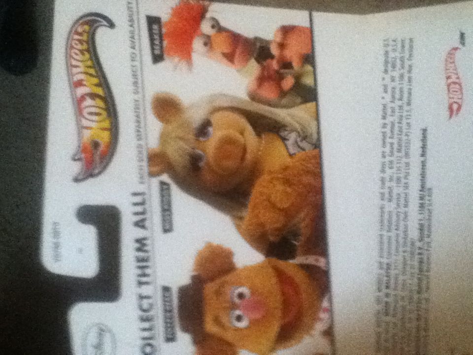 The Muppets Miss Piggy - The Muppets 2013 toy car collectible - Main Image 2