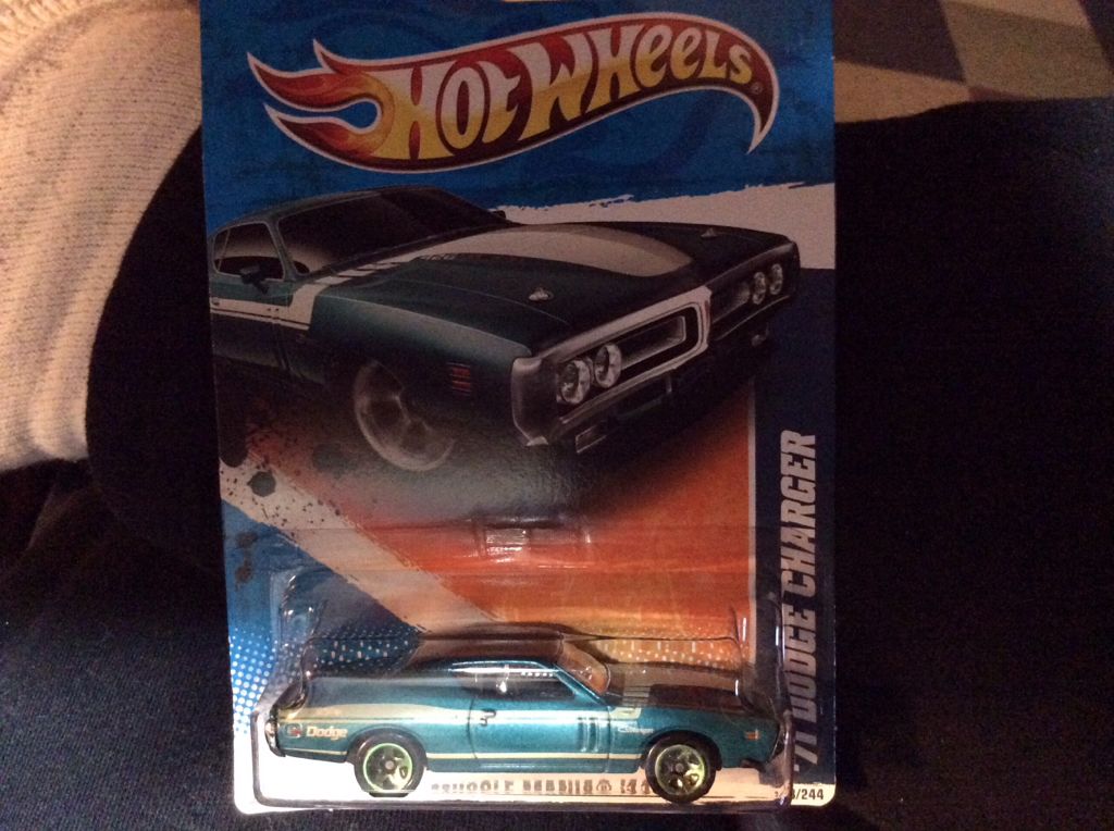 Dodge Charger / 1971 - 2011 HW Muscle Mania toy car collectible - Main Image 1