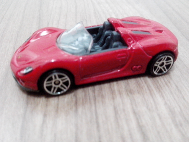porche 918 spyder - 2013 HW Showroom - Asphalt Assault toy car collectible - Main Image 1