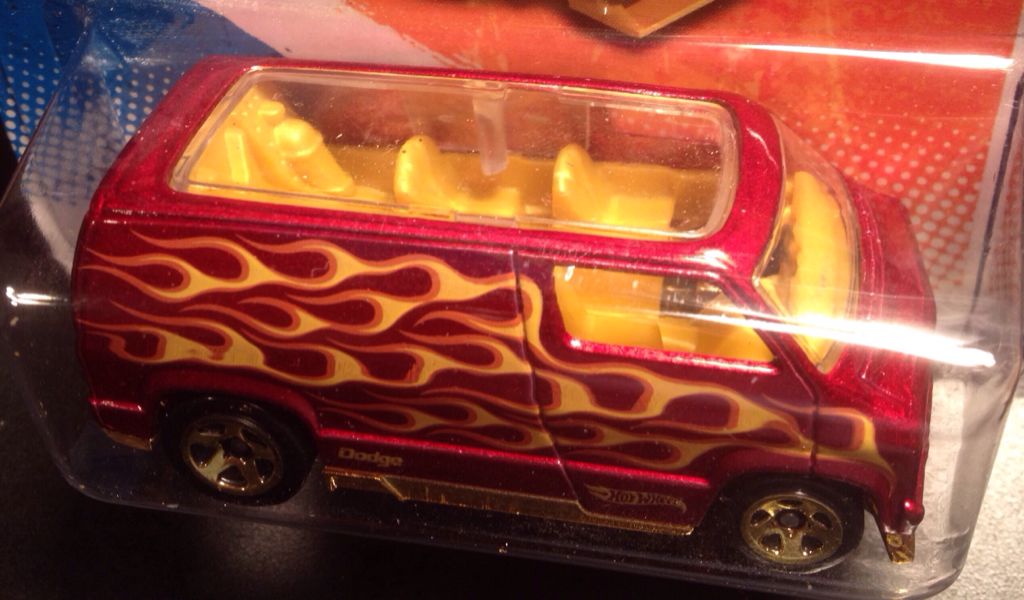 Dodge Custom Van / 1977 - 2011 Hot Wheels Heat Fleet toy car collectible - Main Image 2