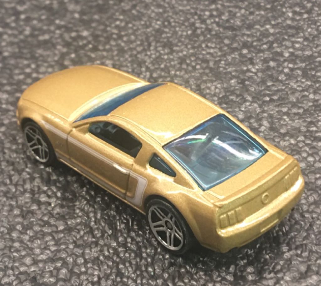 2005 Ford Mustang Gt - Mustang 5‑Pack toy car collectible - Main Image 2