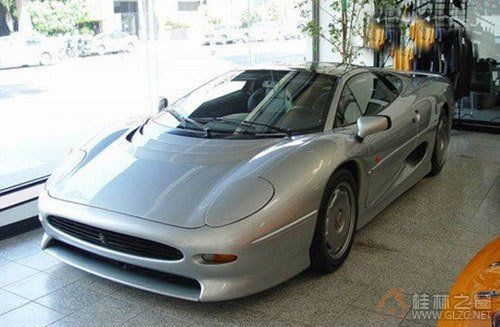 Jaguar - Maisto toy car collectible - Main Image 1
