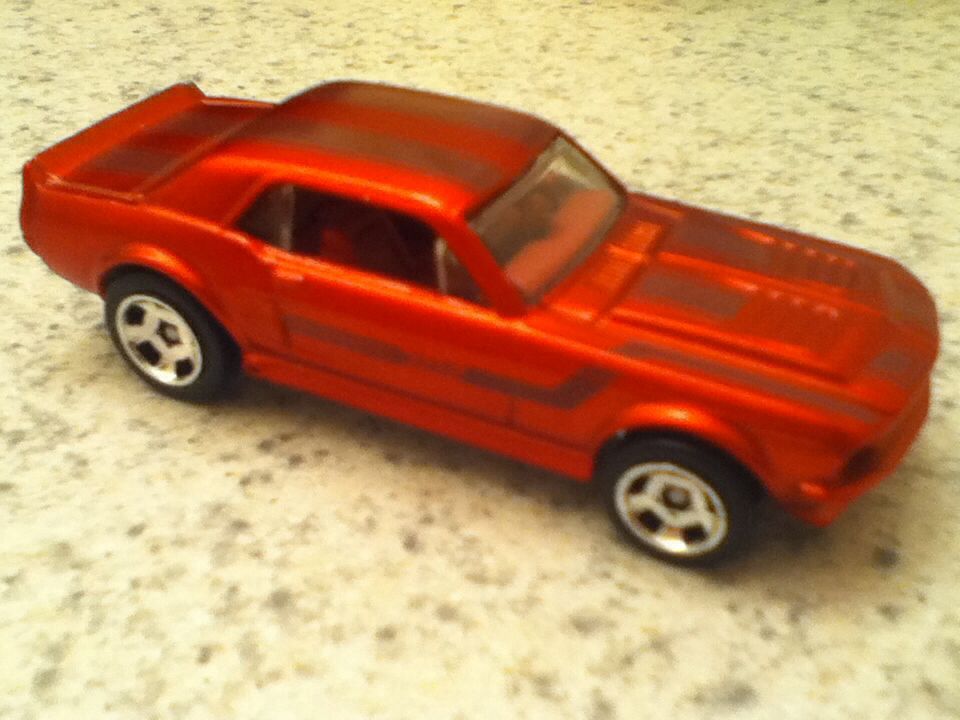 Hot Wheels Cool Classics - Cool Classics toy car collectible - Main Image 2