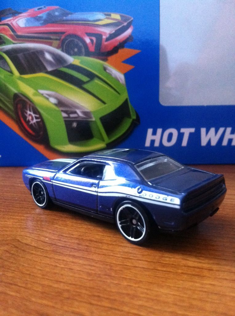 08 Dodge Challenger Srt8 - Hot Wheels Gift Pack 9-Pack toy car collectible - Main Image 2
