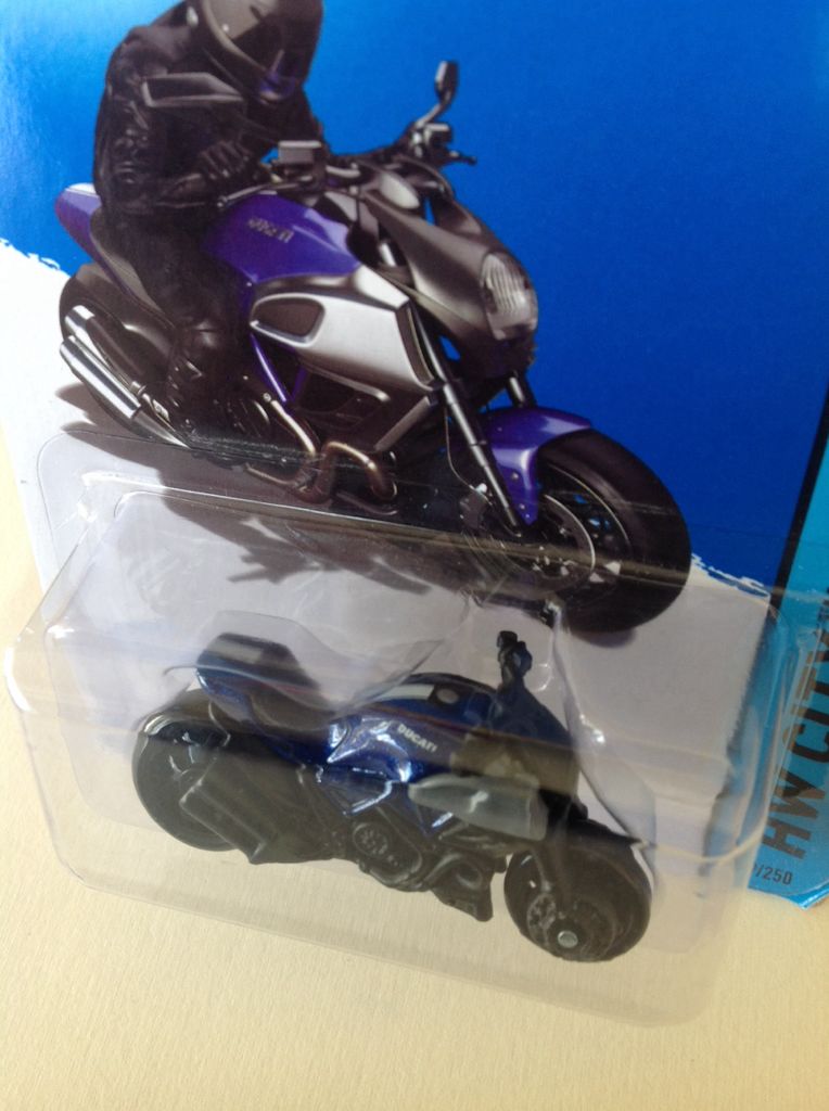 Ducati Diavel - 2013 HW City - Street Power toy car collectible - Main Image 2