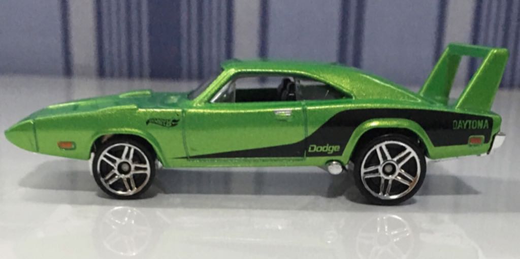 Charger Daytona ’69 - HW WORKSHOP toy car collectible - Main Image 2
