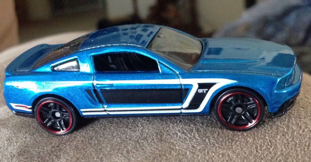 2010 Ford Mustang GT - 2013 Muscle Mania 5-Pk toy car collectible - Main Image 2