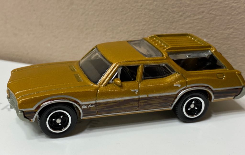 Oldsmobile Vista Cruiser - Heritage Classics toy car collectible - Main Image 2