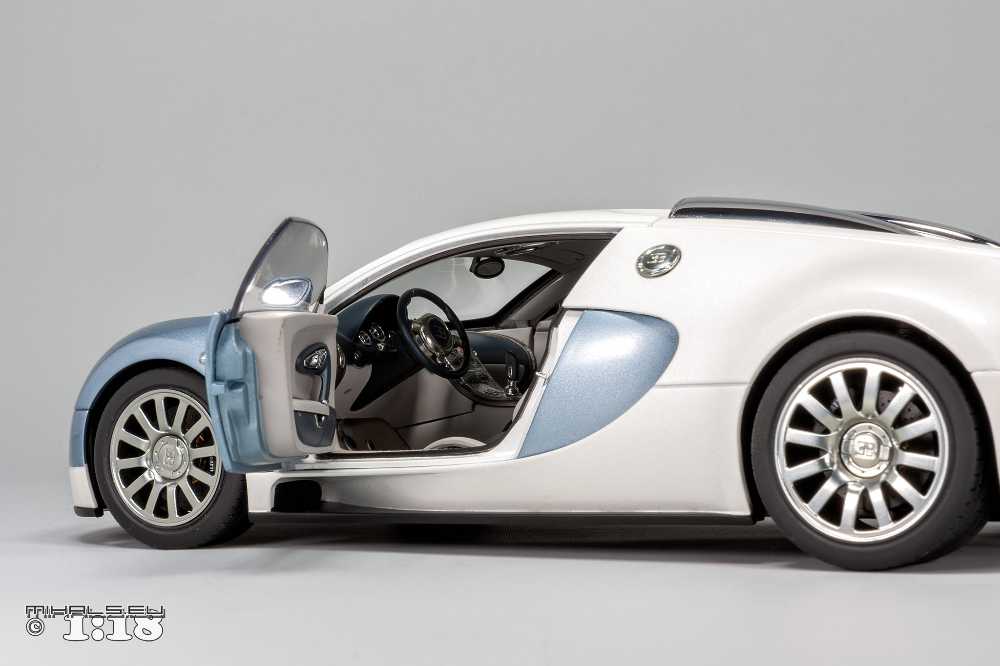Bugatti Veyron Production Car - Signature toy car collectible - Main Image 3