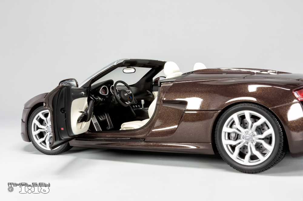Audi R8 V10 Spyder - Dealer Edition toy car collectible - Main Image 3