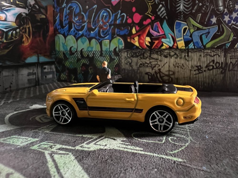 Ford Mustang GT Convertible (2015) - 2018 HW Muscle Mania toy car collectible - Main Image 3