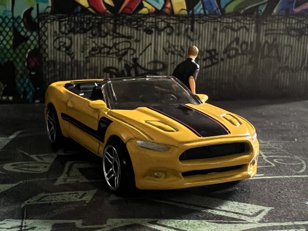 Ford Mustang GT Convertible (2015) - 2018 HW Muscle Mania toy car collectible - Main Image 4