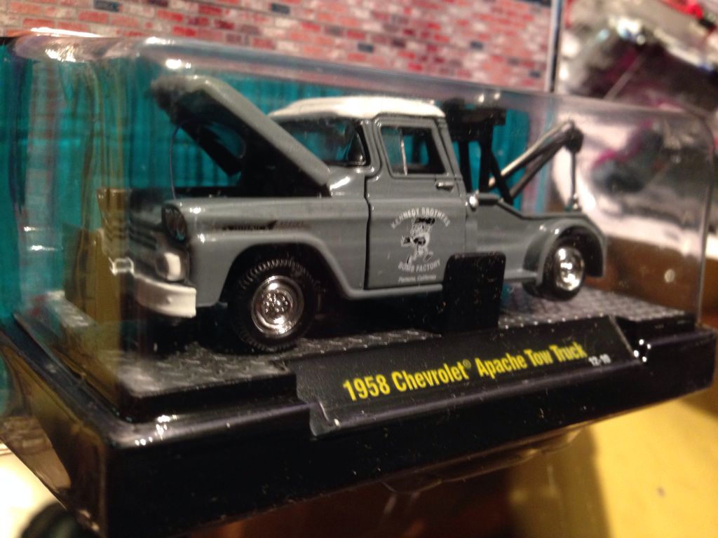 1958 Chevrolet Apache Tow Truck - M2 Machines toy car collectible - Main Image 2