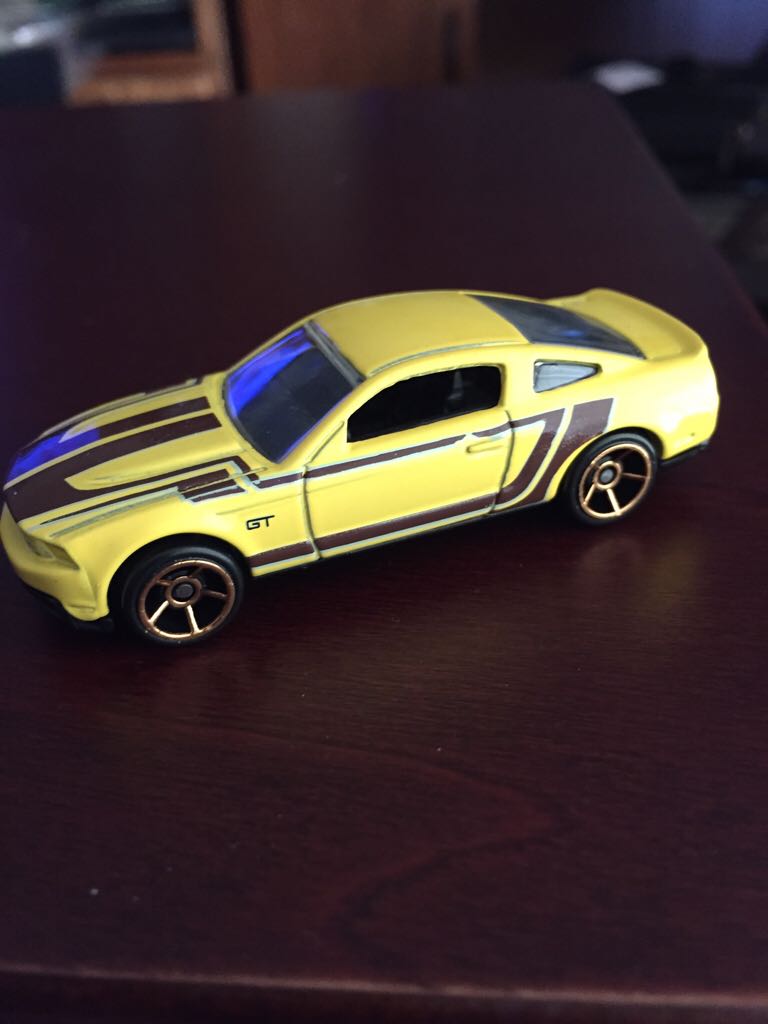 2010 Ford Mustang GT - 2014 Hot Wheels 9-Car Gift Pack toy car collectible - Main Image 2