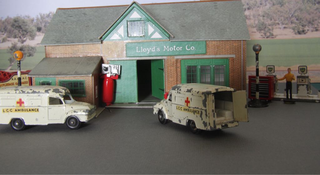 BEDFORD - AMBULANCE toy car collectible - Main Image 2