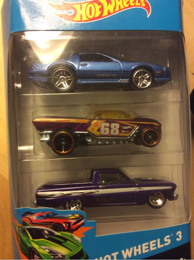 1985 Chevrolet Camaro Iroc-Z - Hot Wheels 3 toy car collectible - Main Image 2
