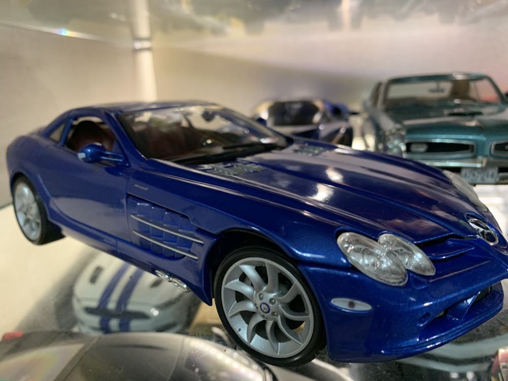 Mercedes Benz SLR McLaren - Maisto Premiere Edition toy car collectible - Main Image 4