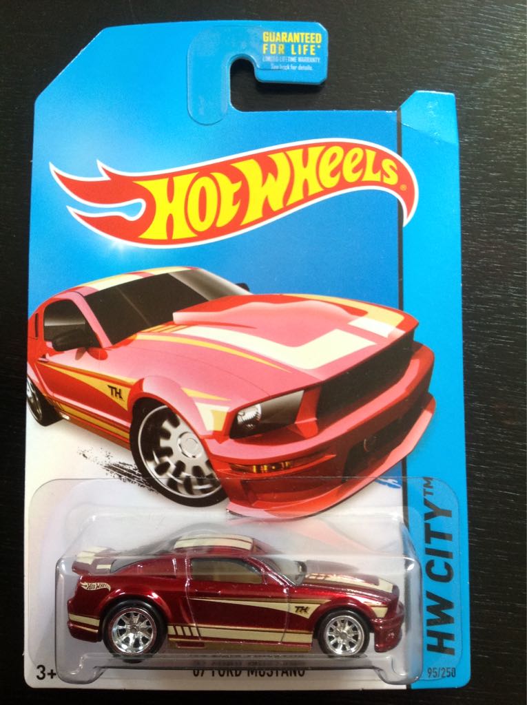 07 Ford Mustang - ’14 Super Treasure Hunt toy car collectible - Main Image 2