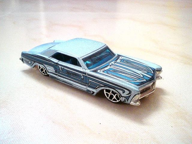 Buick Riviera ’64 - Pride Rides Series toy car collectible - Main Image 2