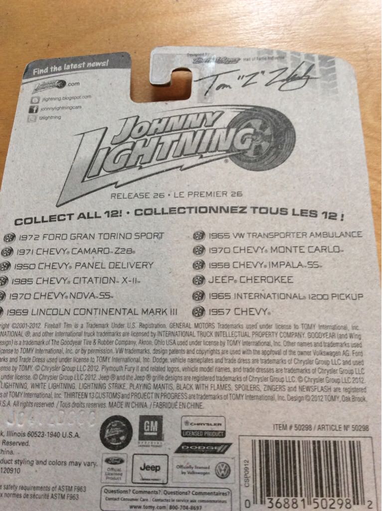 JL - 1965 VW Transporter Ambulance - 2012 Johnny Lightning Forever 64 toy car collectible - Main Image 2