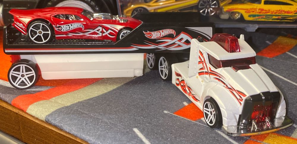 Hiway Hauler W/trailer & car/ Drivin’ Wild - ’14 HW City toy car collectible - Main Image 4