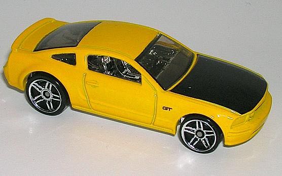 Ford Mustang GT 2005 - HW Main Line toy car collectible - Main Image 2