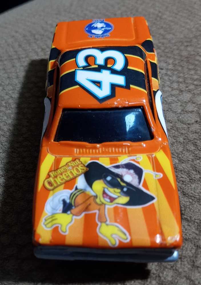 Plymouth Roadrunner, ’70 (Loose) - General Mills - Salute To Petty toy car collectible - Main Image 3