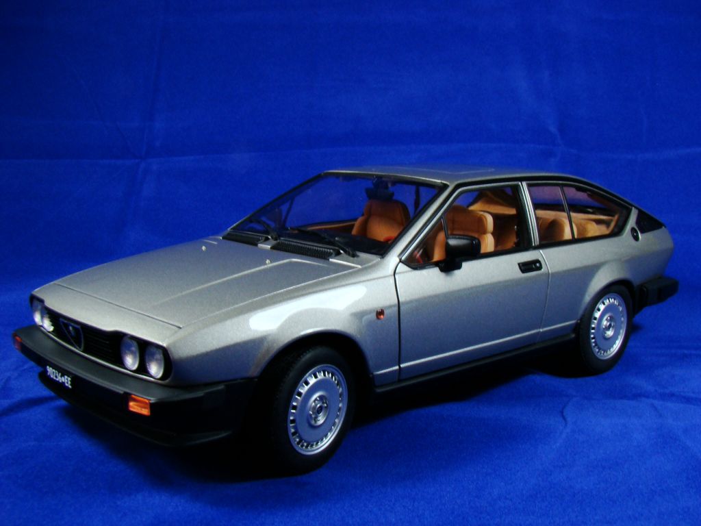 Alfa Romeo  toy car collectible - Main Image 1