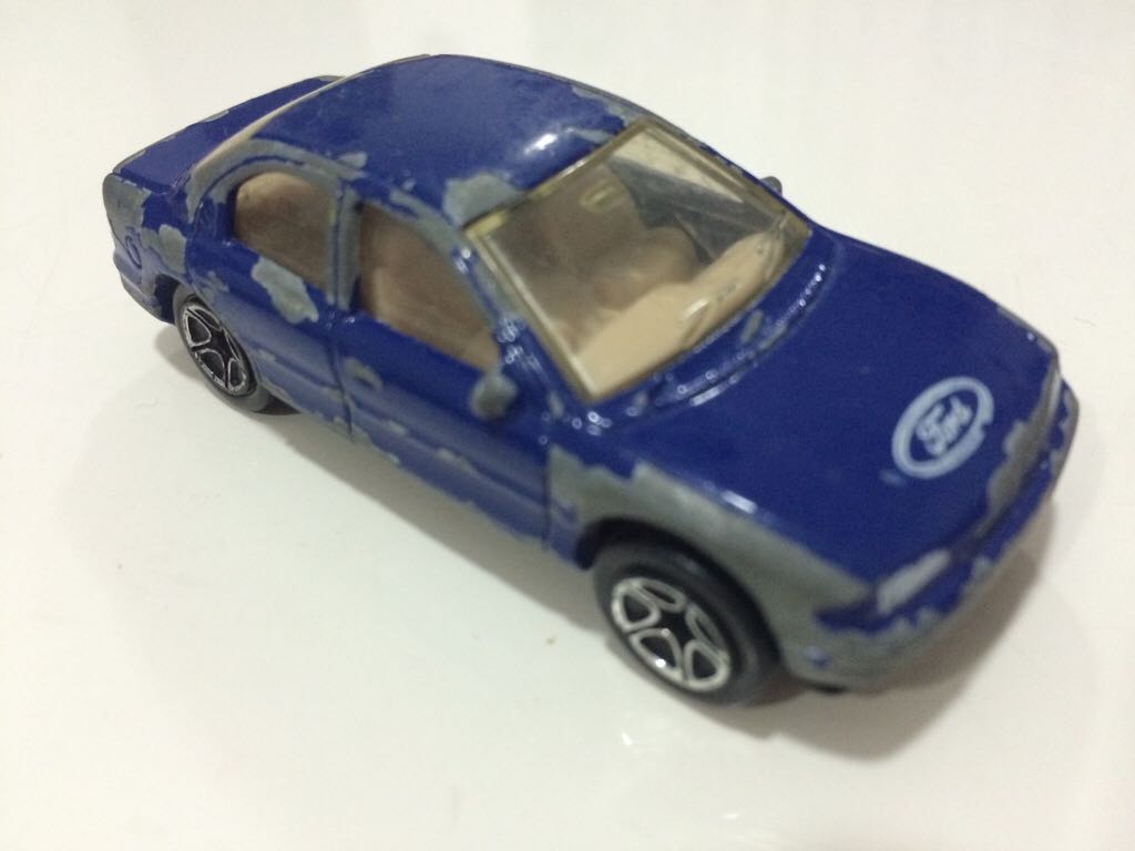Ford Mondeo Ghia - Matchbox toy car collectible - Main Image 2