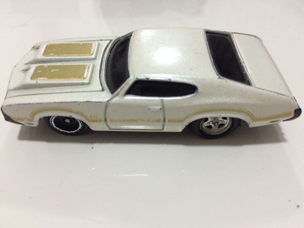 Oldsmobile 442 - Muscle Machines toy car collectible - Main Image 2
