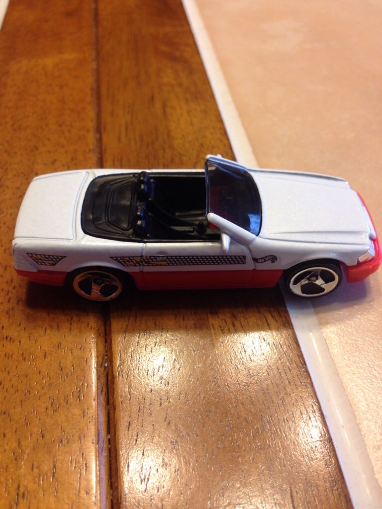 *Mercedes-Benz SL, White & Red, Hot Wheels California Dreamin’ - Super Show Car toy car collectible - Main Image 1