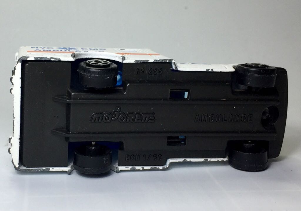 Ford Ambulance NYC EMS 222 - Majorette toy car collectible - Main Image 2