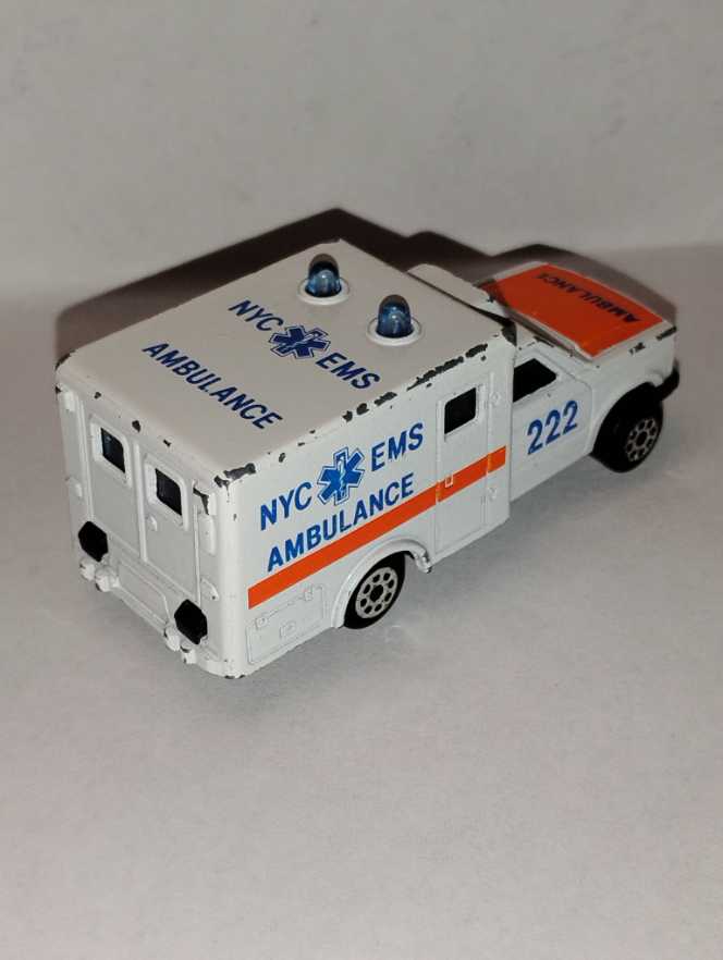 Ford Ambulance NYC EMS 222 - Majorette toy car collectible - Main Image 3