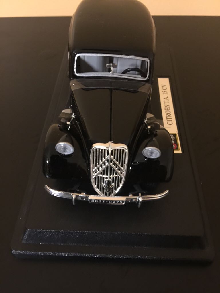 Citroën 15CV Familiale - Universal Hobbies toy car collectible - Main Image 2