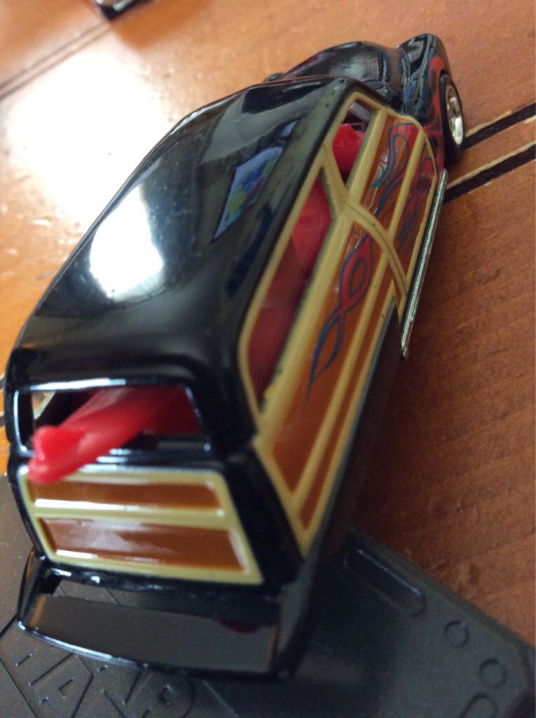 Purple Passion Woody - 2010 - Hot Wheels Garage toy car collectible - Main Image 2