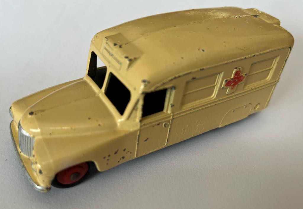 Daimler Ambulance 253 - Daimler Ambulance toy car collectible - Main Image 2