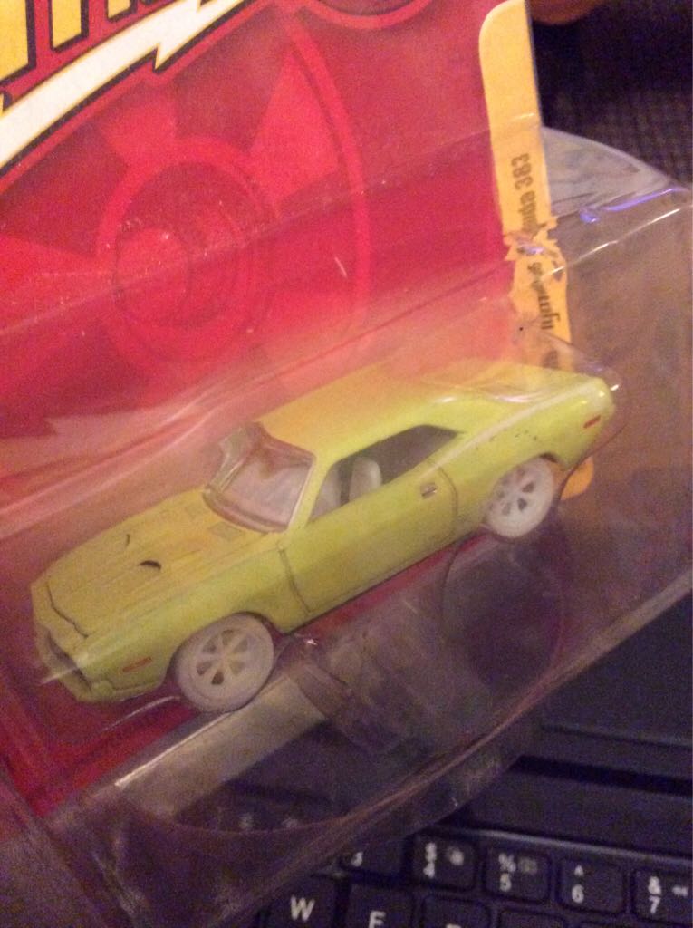 Johnny Lightning - 1970 Plymouth Cuda 383 - 2010 Johnny Lightning - Forever 64 Release 12 toy car collectible - Main Image 2