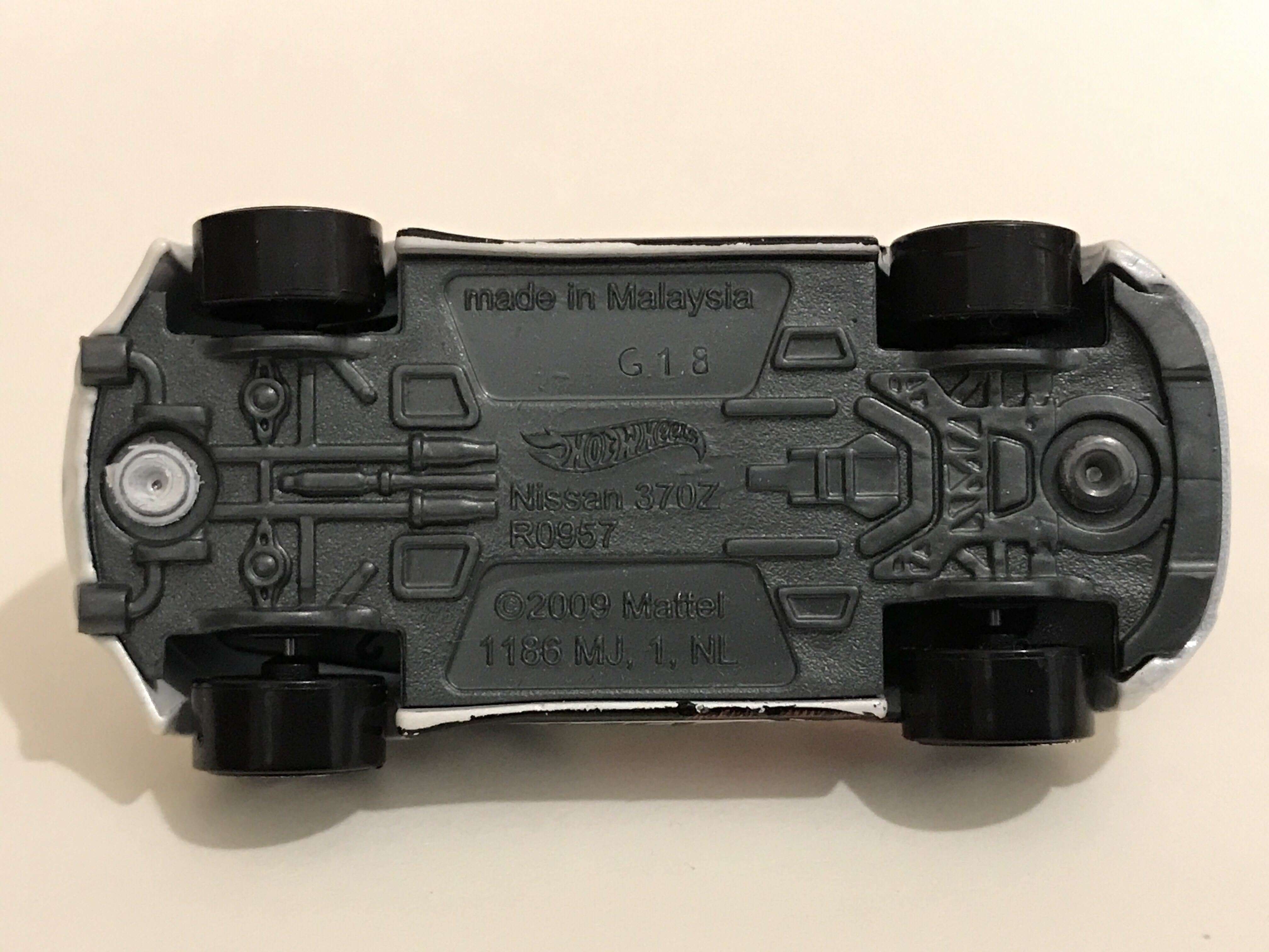 9/10 Nissan 370Z - 2014 - HW Workshop - Performance toy car collectible - Main Image 4