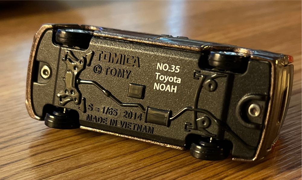 35.2 Toyota Noah - VIETNAM - Takara Tomy Regular toy car collectible - Main Image 3