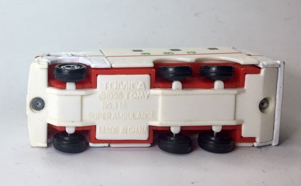 116.1 Super Ambulance - VIETNAM - Takara Tomy Regular toy car collectible - Main Image 2