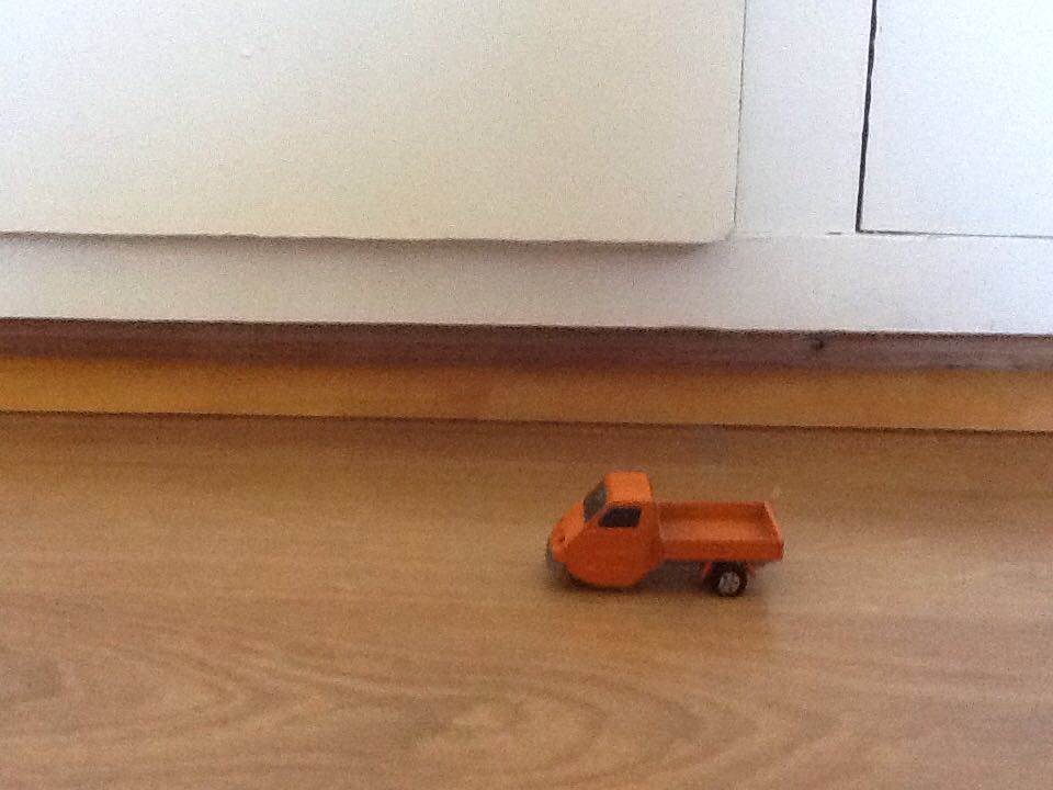 Reliant TW9 - Whizz Wheels toy car collectible - Main Image 2