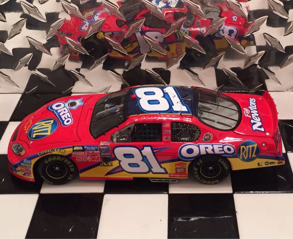 Giraffe Male, eating