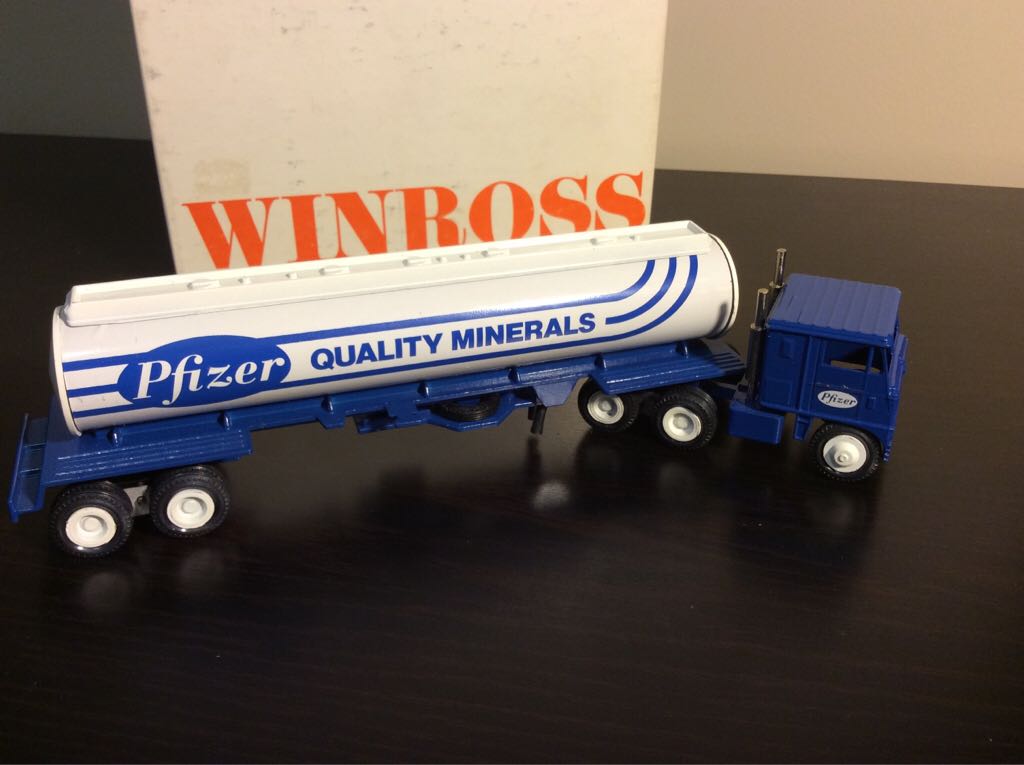 Winross Truck. Pfizer Minerals - Winross toy car collectible - Main Image 2
