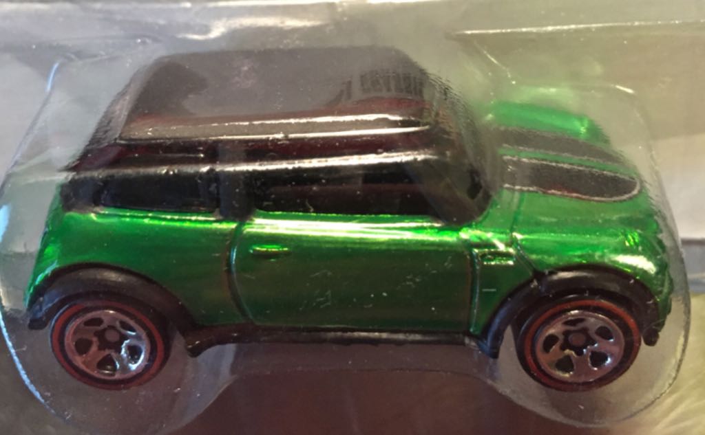Mini Cooper 2001 - HW Classics toy car collectible - Main Image 2