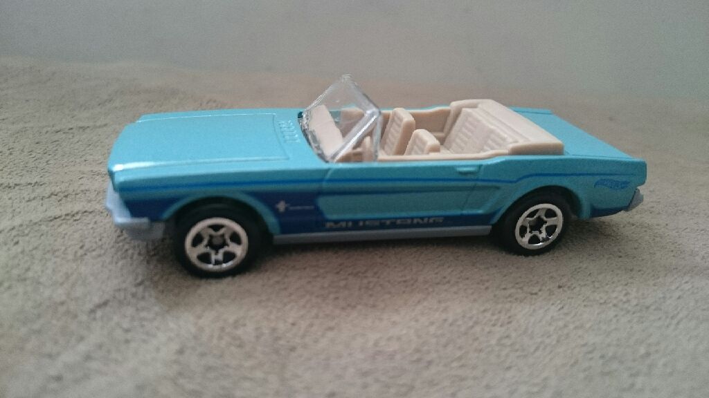 Ford Mustang Convertible - 2014 Mustang 50th 5-Pack toy car collectible - Main Image 2
