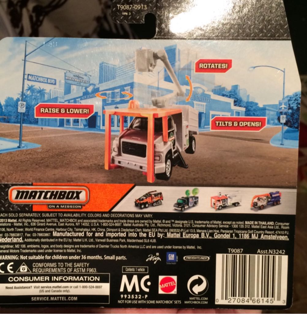 GMC C8500 Tree Trimming Truck - 2024 Real Working Rigs toy car collectible - Main Image 2